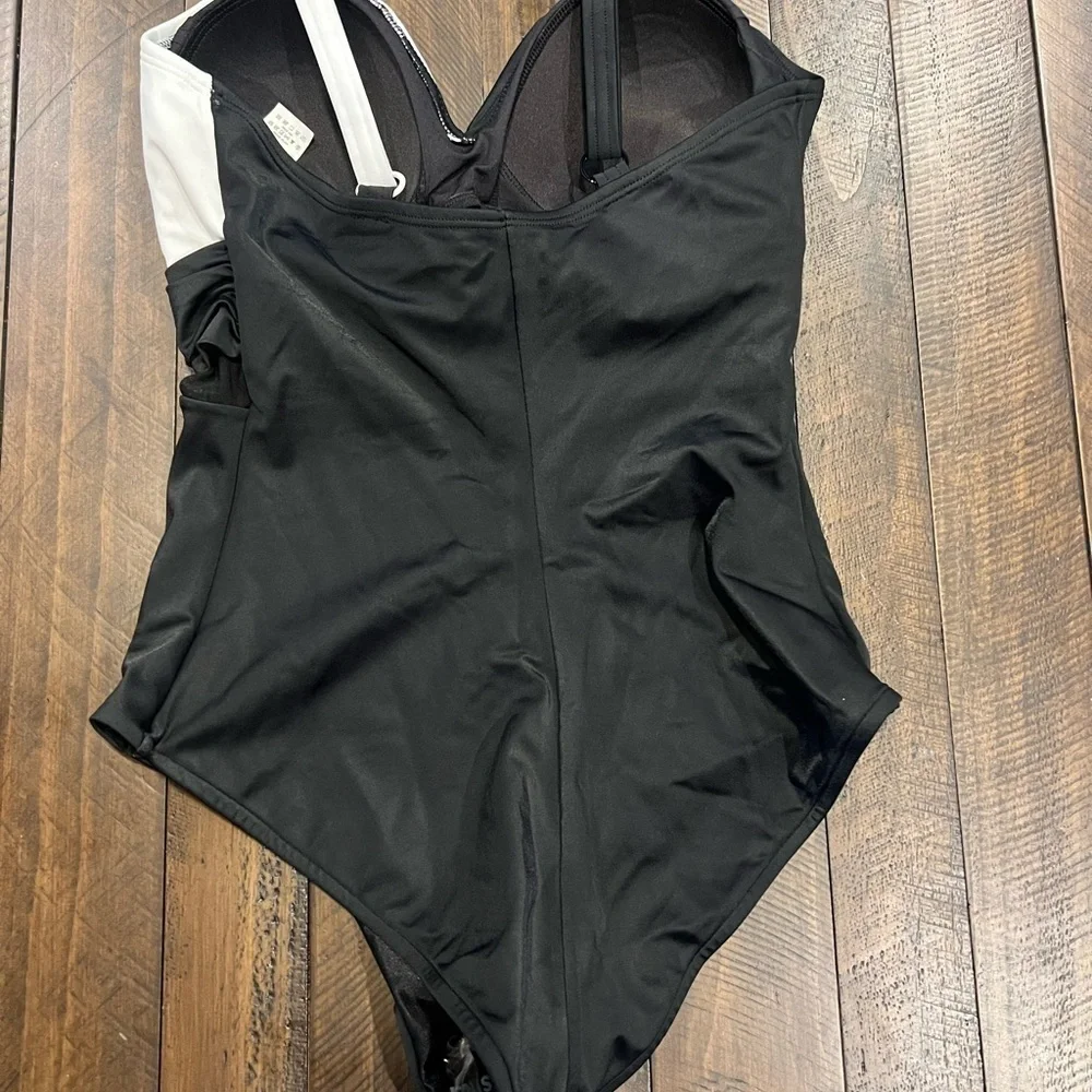 LEONISA One Piece Swimsuit with Slimming Compression - Picture 4 of 11